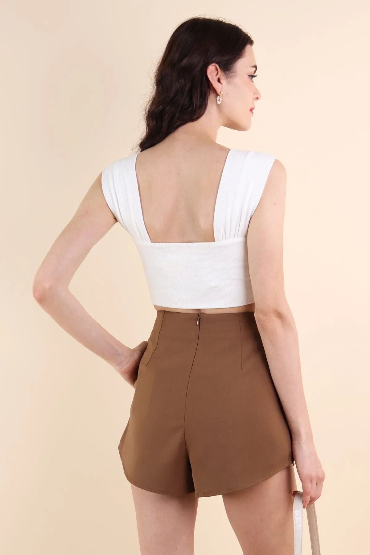 LYRA CURVE SHORTS IN MOCHA