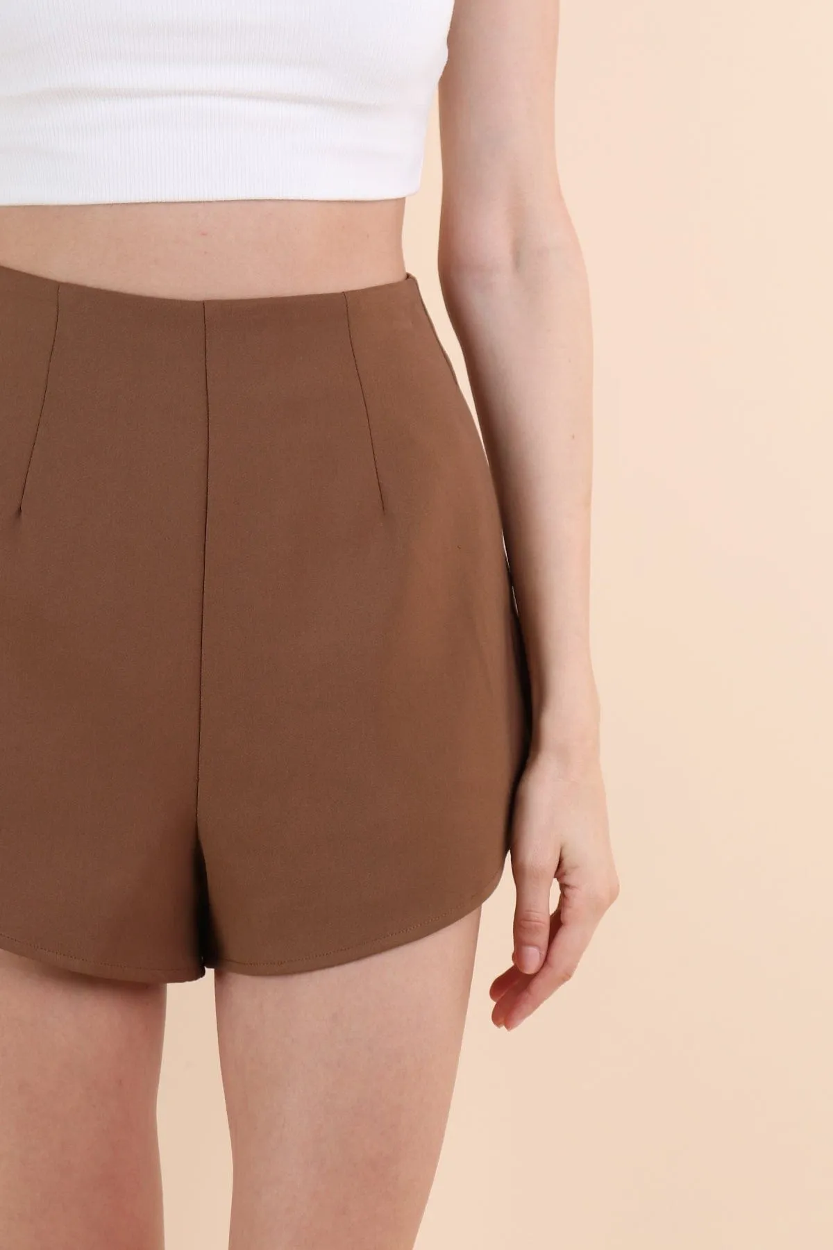 LYRA CURVE SHORTS IN MOCHA