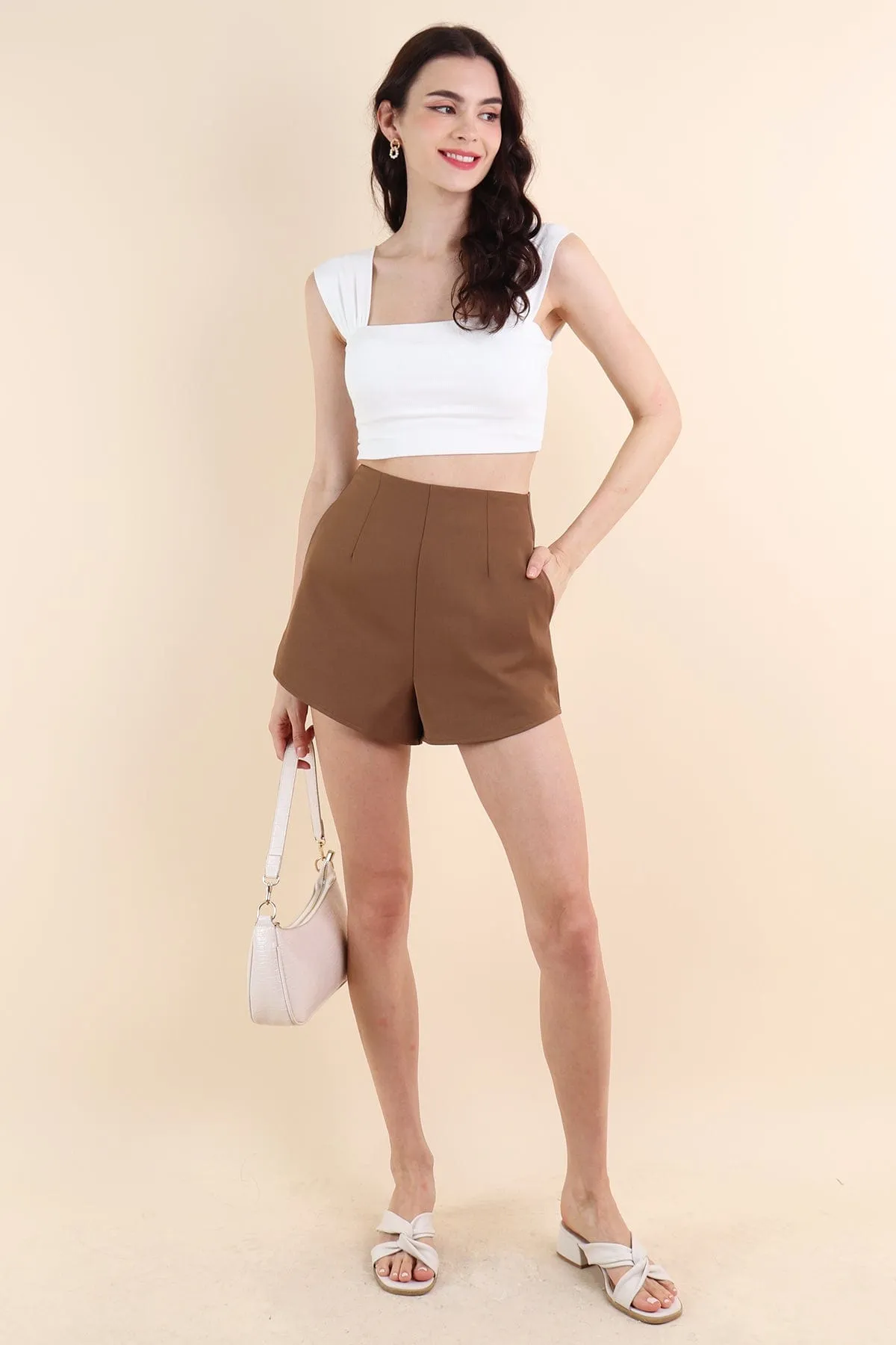 LYRA CURVE SHORTS IN MOCHA