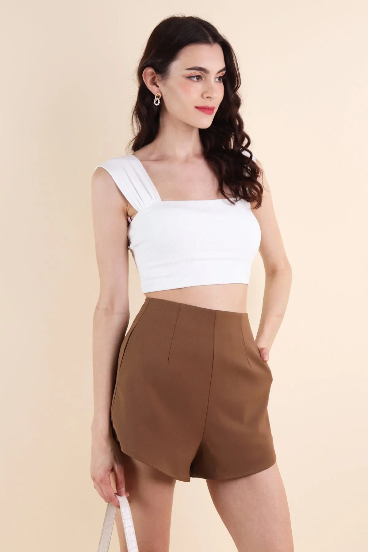 LYRA CURVE SHORTS IN MOCHA