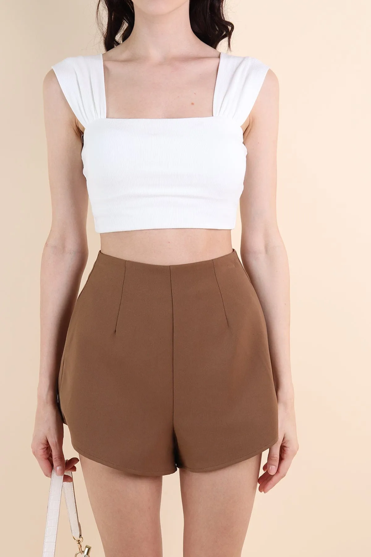 LYRA CURVE SHORTS IN MOCHA